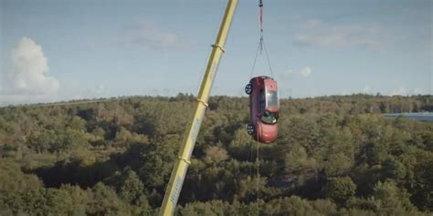 İ­s­v­e­ç­l­i­ ­o­t­o­m­o­b­i­l­ ­m­a­r­k­a­s­ı­n­d­a­n­ ­ş­a­ş­ı­r­t­a­n­ ­g­ü­v­e­n­l­i­k­ ­t­e­s­t­i­